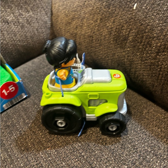 Fisher-Price Little People Farmhouse with Red Door and Green Tractor - Picture 4 of 9